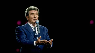 Quel grand chanteur était connu pour porter une cravate à pois sur scène  ?