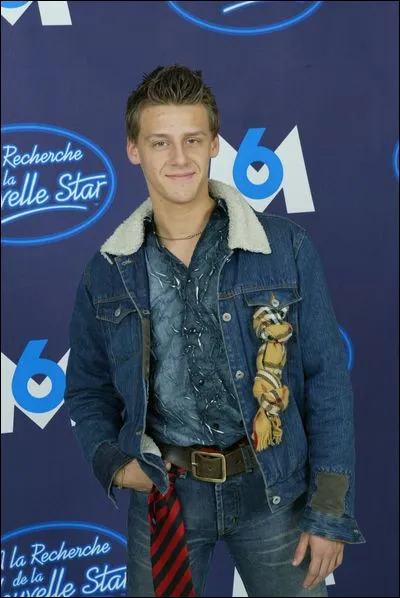 Qui est ce chanteur, vainqueur de l'émission "A la recherche de la Nouvelle Star", connu pour porter une cravate attachée à la ceinture ?