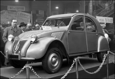 La Citroën 2CV présentée en 1948 était une voiture économique voulue par M. Boulanger directeur des usines. Il avait aussi imposé un confort irréprochable à savoir...