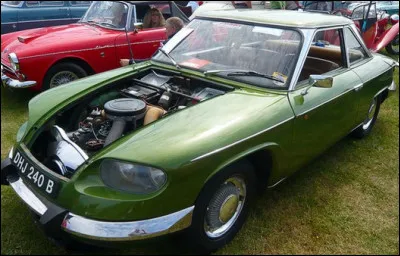 En 1963, est présenté à la presse ce joli coupé Panhard 24 qui atteignait les 150km/h. Quel était la cylindrée de son moteur ?