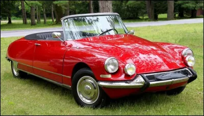 En 1955, est présentée au salon cette DS Citroën. Quelle principale innovation apporte-t-elle dans la production en série ?