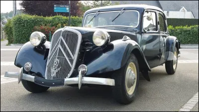 Cette auto sortie en 1934 préfigure le standard des automobiles d'aujourd'hui. Quelle nouveauté technique apporte-t-elle ?