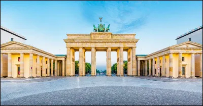 La porte de Brandebourg est sans conteste le symbole de la ville de Berlin. Quelle est sa longueur ?