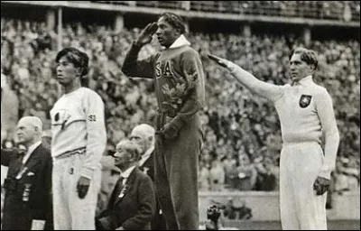 Combien de médailles d'or l'athlète Jesse Owens remporte-t-il lors des Jeux olympiques de Berlin en 1936 ?