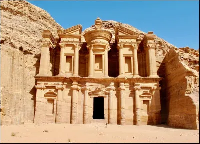 Le site archéologique de Pétra est situé en Jordanie.