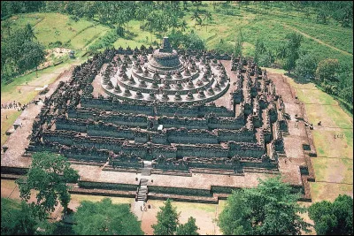 Le temple de Borobudur se trouve en Inde.
