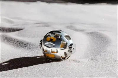 Et voici l'engin, avant son ''dépliage'', enfermé dans sa coque de métal. Quelle dimension fait-il, d'après vous ?