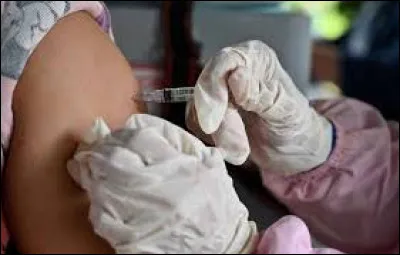 Quel est le nom du dispositif médical utilisé pour aider les patients atteints de COVID-19 à respirer lorsque leur oxygénation est insuffisante ?