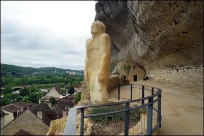 Le site, une vraie vallée de cocagne, est occupé par l'homme depuis des dizaines de millénaires.
LHomme de Cro-Magnon est-il périgordin*1 ou périgourdin**2 ?