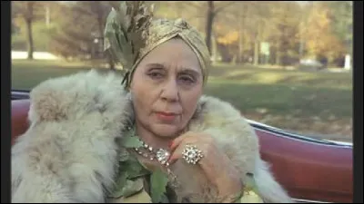 Complétez la citation célèbre d'Alice Saptritch : "Coucher avec un vieux, quelle horreur ! ..."