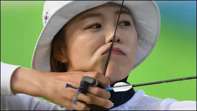 140 ans plus tard, c'est une célébrité qui prend part - de manière proprement scandaleuse à l'époque - à un sport alors exclusivement masculin : qui et lequel ?