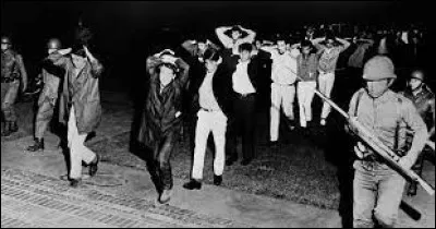 Lors de quels JO, une manifestation d'étudiants fut brutalement réprimée par le gouvernement, soucieux de son image avant l'ouverture des Jeux ?