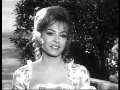 A laquelle de ces images associez-vous cette actrice, célèbre pour son rôle d'Angélique dans la série de films ?