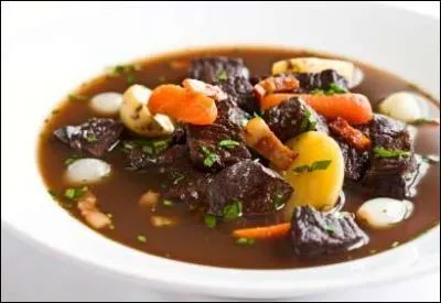 Lequel de ces ingrdients n'entre pas dans la prparation traditionnelle d'un boeuf bourguignon ?