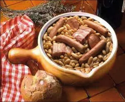 Lequel de ces ingrdients n'entre pas dans la prparation traditionnelle du cassoulet ?