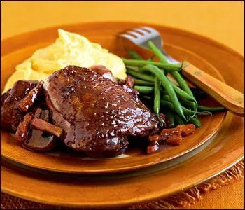 Lequel de ces ingrdients n'entre pas dans la prparation traditionnelle d'un coq au vin ?