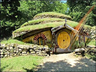 Le ci-devant Chevalier de l'Ordre du String* réplique alors d'une botte sournoise, digne de la couardise qu'on lui sait. Qu'a-t-il encore inventé comme méfait ?