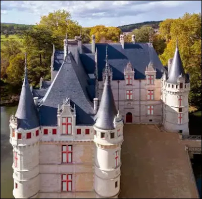 L'ineffable buveur de thé s'en prend maintenant à l'un des joyaux des châteaux de la Loire, cette fierté de la France*. Qu'a-t-il commis, ce commis de Satan ?