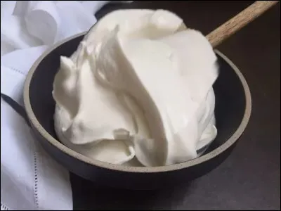 Enfin, Merlin met le paquet : Machiavélique, convoquant Grossebaffe*, Guillaume le Conquérant et les héros d'Hastings, il présente à son rival le summum de l'art culinaire continental, ultime et radical : C'est à dire ?