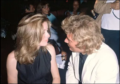 Qui est l'amante secrète et éternelle de Johnny Hallyday, une idylle foudroyante et puissante qui prend naissance en 1961 sans jamais devenir publique. Un amour au long court et un pacte de coeur à vie où Johnny demandeur y trouve soutien, force et réconfort tout au long de sa vie ?