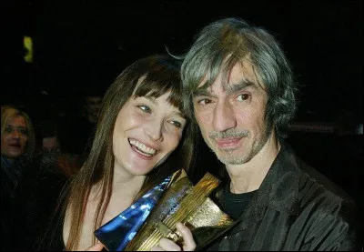 Qui est cette lycéenne de 16 ans qui devient en 1983 l'amante de Louis Bertignac, puis avec le temps d'autres amants se succèdent, Eric Clapton, Mike Jagger (7ans), Vincent Perez, Jean-Paul Enthoven (éditeur), Raphaël Enthoven (philosophe), Jean-Jacques Goldman, Arno Klarsfeld, Charles Berling, Kevin Costner, Laurent Fabius et enfin le petit Nicolas ?