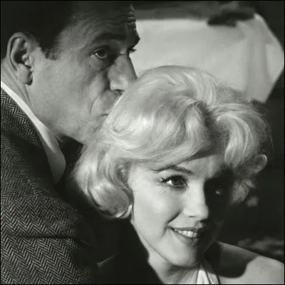 Qui devient l'amant en 1960 pendant quelques semaines de Marilyn Monroe, une liaison qui prend fin suite aux révélations par la presse de cette aventure entre deux personnes mariées ?