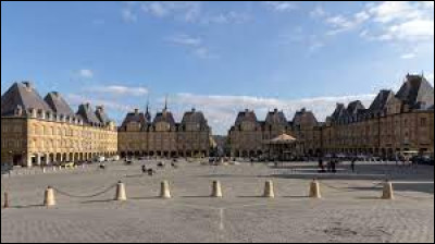 Je vous propose de commencer sur la place Ducale de Charleville-Mézières. Ville d'Arthur Rimbaud, préfecture de son département, elle se situe ...