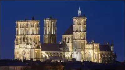 Voici une vue de la cathédrale Notre-Dame de Laon. Préfecture de son département, elle se trouve ...