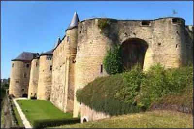 Je vous emmène au château de Sedan. Sous-préfecture, elle se situe dans le département ...