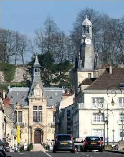 Sous-préfecture de son département, dans un vallon de la vallée de la Marne, Château-Thierry se situe ...
