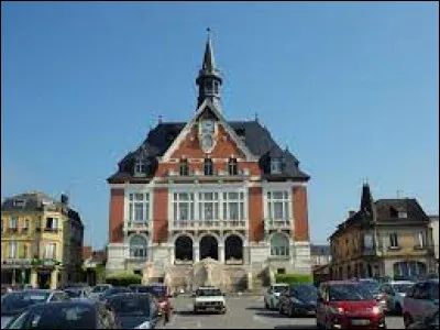 Sous-prfecture de son département, traversée par l'Aisne et une branche du canal des Ardennes, Vouziers se situe ...