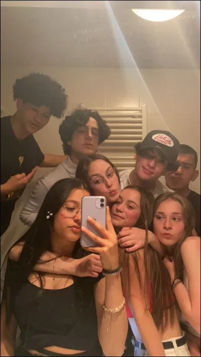 Imaginons qu'il t'invite chez lui avec tes potes...