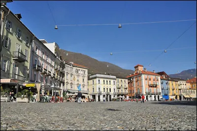 La ville suisse de Locarno est situ&eacute;e sur une des rives du lac : c'est le ...