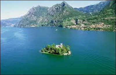 Ce lac des Pr&eacute;alpes, d'une superficie de 65 km&sup2;, est situ&eacute; en Lombardie entre Brescia et Bergame ; il contient la grande &icirc;le lacustre de Monte Isola : c'est le ...
