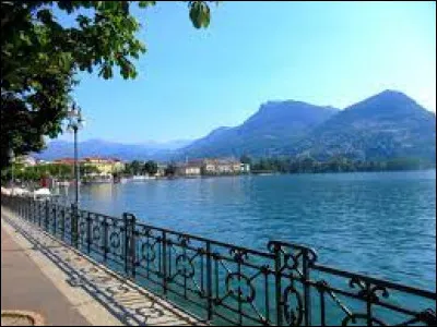 Ce lac de 45 km&sup2;, partag&eacute; entre le canton du Tessin en Suisse et la Lombardie, est situ&eacute; entre le lac de C&ocirc;me et le lac Majeur : c'est le ...