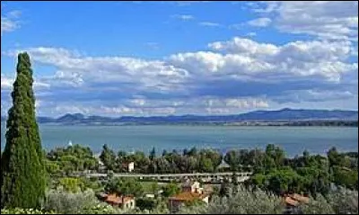 O&ugrave; se trouve le lac Trasim&egrave;ne, quatri&egrave;me lac du pays avec ses 128 km&sup2; et c&eacute;l&egrave;bre pour la bataille qui s'est d&eacute;roul&eacute;e sur ses rives en 217 avant J.-C. ?