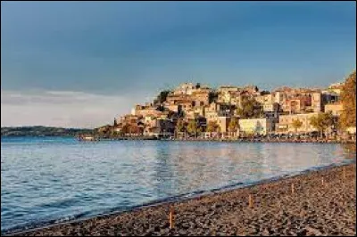 Quel est ce lac, situ&eacute; dans la r&eacute;gion du Latium &agrave; 30 km au nord de Rome, lac profond de 160 m&egrave;tres, d'une superficie de 57 km&sup2; et de forme circulaire ?