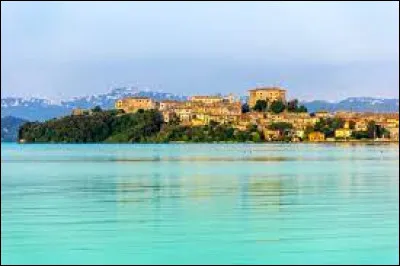 Quel est ce lac de l'Italie centrale, situ&eacute; entre Viterbe et Orvieto, grand lac de 113 km&sup2;, d'origine volcanique, form&eacute; il y a environ 300 000 ans, &agrave; la suite de l'effondrement de crat&egrave;res des monts Vulsini ?