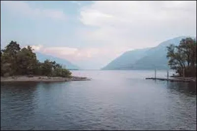 Le Tessin (Ticino en italien), qui prend sa source en Suisse dans le massif du Saint-Gothard, traverse le lac du nord au sud avant de rejoindre le P&ocirc; : de quel lac s'agit-il ?