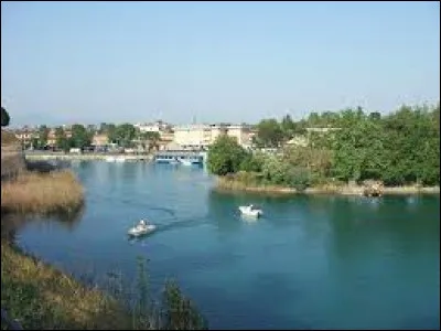 L'&eacute;missaire du lac est le Mincio, long de 73 km, qui rejoint ensuite le P&ocirc; : c'est le ...