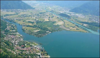 Le lac est travers&eacute; par l'Adda, affluent du P&ocirc; qui prend sa source dans l�Alpisella &agrave; 2 235 m&egrave;tres d�altitude, dans les Alpes rh&eacute;tiques : de quel lac s'agit-il ?