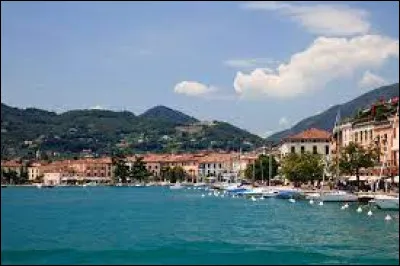 Salo est, avec 10 000 habitants la plus importante ville bordant le lac ; Sirmione est une station baln&eacute;aire sur la c&ocirc;te sud : c'est le ...