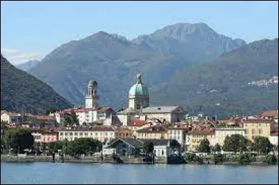 Verbania, avec 30 000 habitants, et Stresa, avec 50 000 habitants, sont les plus importantes villes italiennes sur les rives du lac : c'est le ...