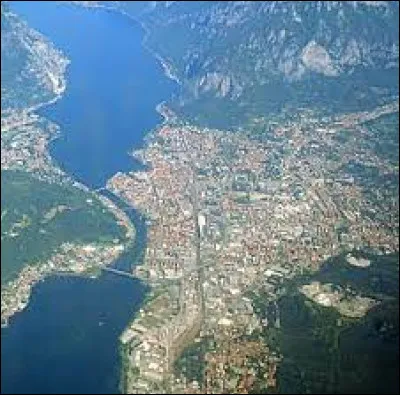 La ville de Lecco, avec 45 000 habitants, est situ&eacute;e &agrave; l'extr&eacute;mit&eacute; d'une des branches du lac : c'est le ...