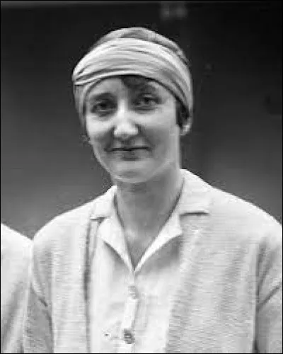 A laquelle de ces images associez-vous cette une joueuse de tennis française qui a atteint la finale du double dames à Roland-Garros en 1930 ?