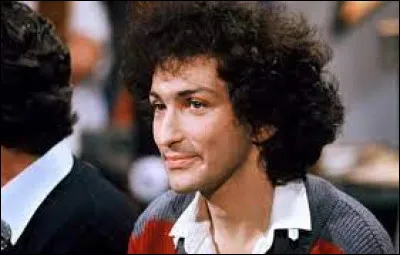 A laquelle de ces images associez-vous cet auteur-compositeur-interprète, dont le premier succès a été "La Groupie du pianiste" ?