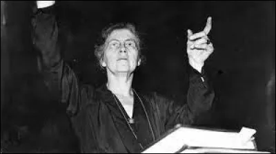 A laquelle de ces images associez-vous cette musicienne, pianiste, organiste, cheffe de choeur et cheffe d'orchestre ?