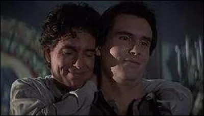 Charlie se rend chez Peter Vincent et ce dernier accepte finalement de se rendre chez Dandrige afin de sauver Amy. 
Ils pénètrent chez le vampire et qui est là pour les accueillir ?