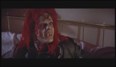 Peter Vincent, pris de panique, se sauve. Il se rend chez Charlie pour prévenir la mère de ce dernier. Mais à la place de celle-ci qui trouve-t-il dans son lit ?