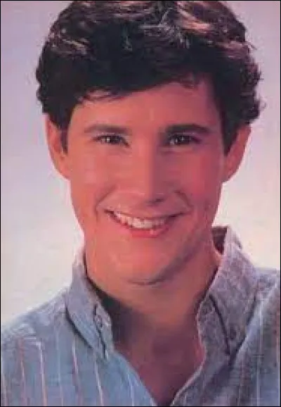 Nous suivons l'histoire d'un sympathique garçon qui se nomme Charlie Brewster, un adolescent sans histoires.
Par qui est-il joué ?